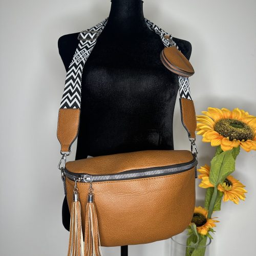 Crossbody közepes méretű camel színű táska rojtos cipzár dísszel mintás vállpánttal